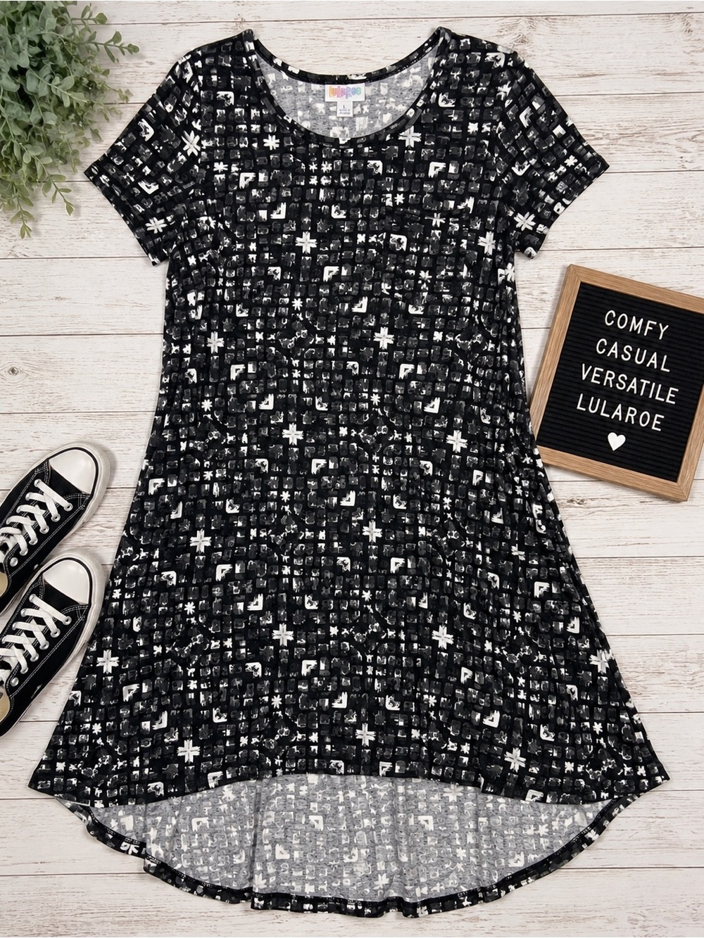 LuLaRoe Carly Dress Black White Geometric Swing High Low Pocket Size L